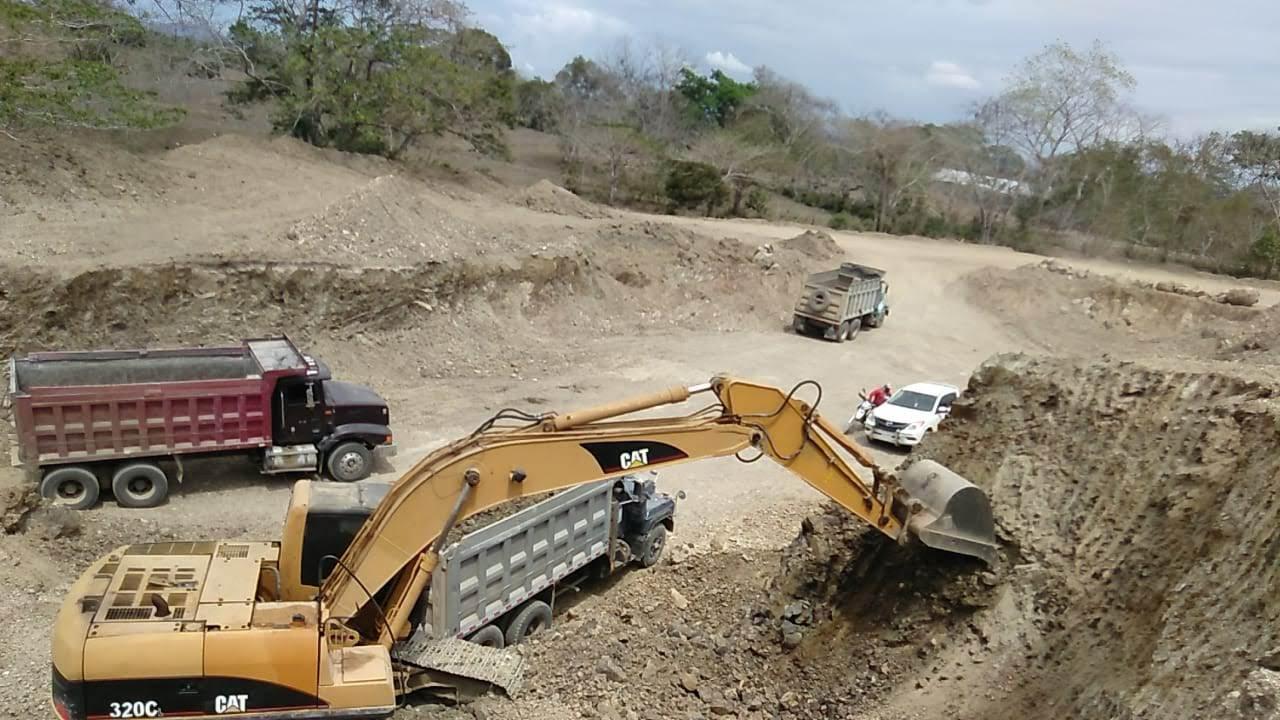 Excavadoras Develon en obra de demolición — GLOBALTEC Construcción