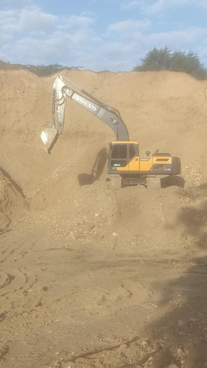 Excavadoras Develon en plataforma — GLOBALTEC Construcción